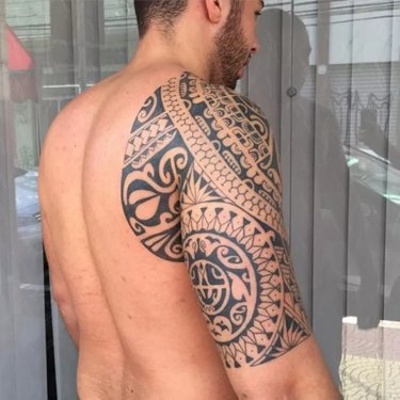 Tatouage maori, polynésien sur l'épaule et le haut du bras